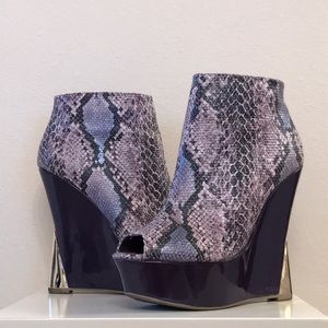EUC ✨WORN ONCE✨ Liliana Snakeskin Wedges